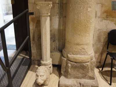 ...mentre ai piedi della soglia d�accesso giace accantonata una colonnina con un leone stiloforo